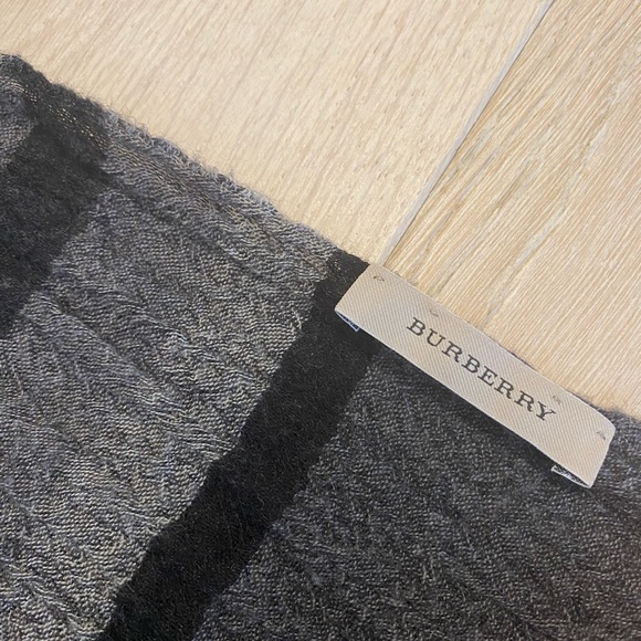 Burberry Authentic Wool Scarf Grey Lightweight Material Unisex Like New. - Picture 3 of 6